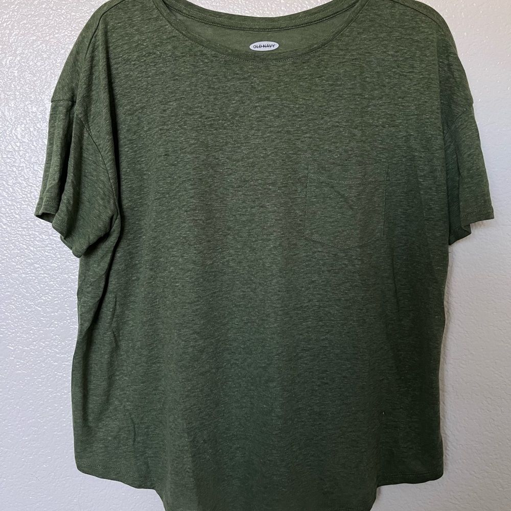 Green, cotton, casual t-shirt.